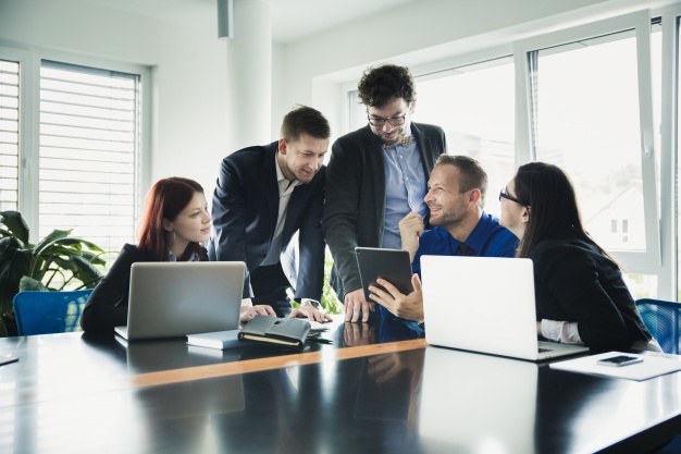 cheerful coworkers at table with gadgets 23 2147656700 - Veranstaltungen 2018