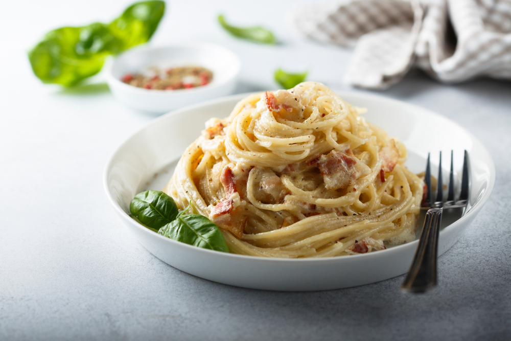 shutterstock 1306111060 - Spaghetti Carbonara: Ein klassisches italienisches Gericht mit cremiger Sauce