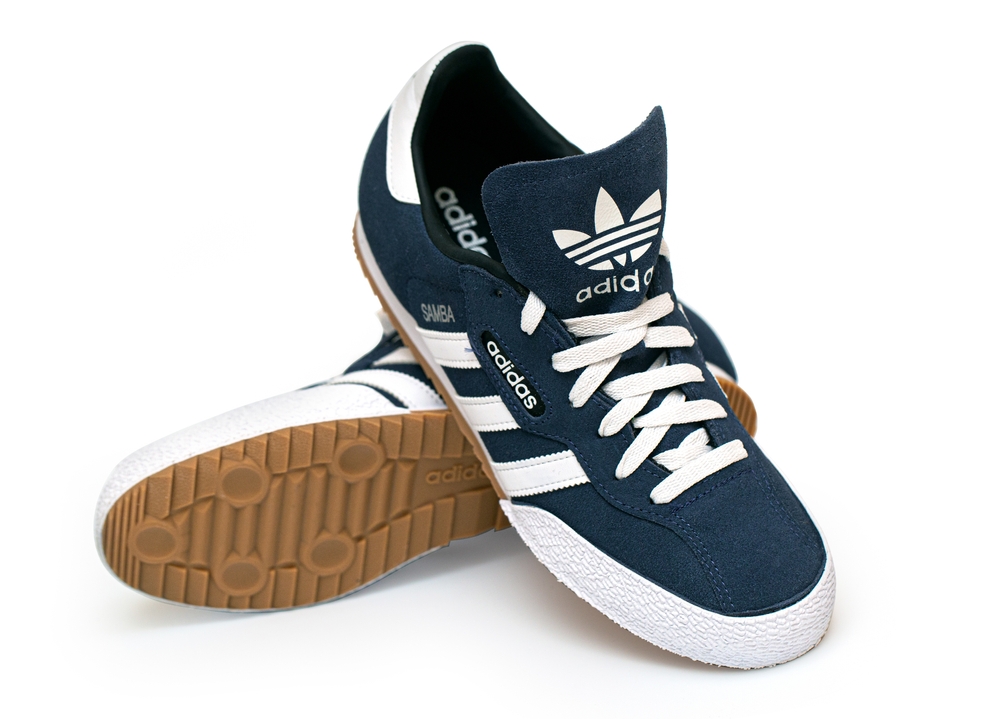 shutterstock 2357992639 - Adidas Samba: Der ikonische Schuh für Sport und Freizeit